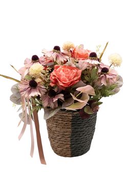 Romántica cesta floral artificial en tonos coral y lila