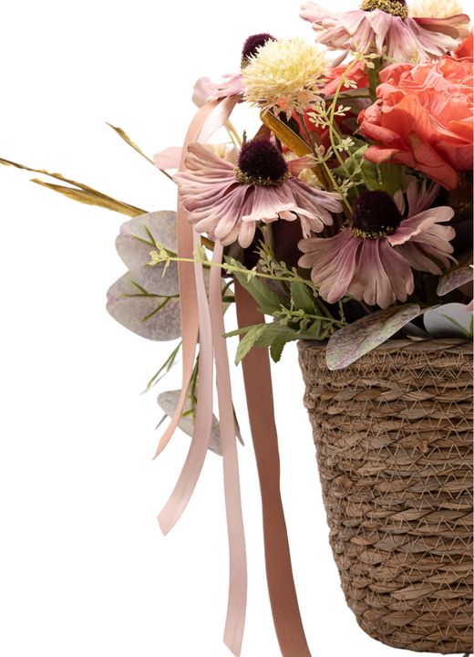 Romántica cesta floral artificial en tonos coral y lila