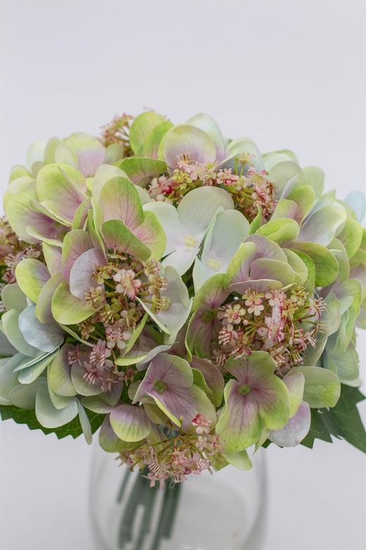 Romántico bouquet de hortensias de color junto flores de jazmín y primavera