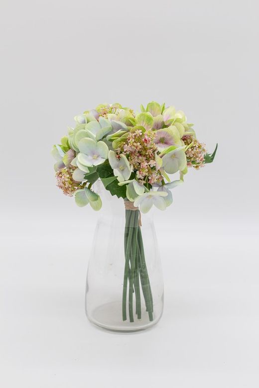 Romántico bouquet de hortensias de color junto flores de jazmín y primavera