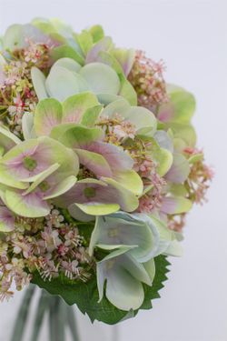Romántico bouquet de hortensias de color junto flores de jazmín y primavera