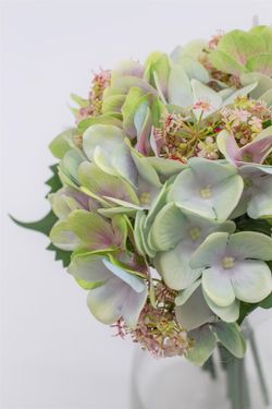 Romántico bouquet de hortensias de color junto flores de jazmín y primavera