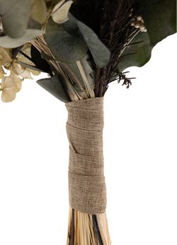 Romántico ramo de novia en tonos naturales