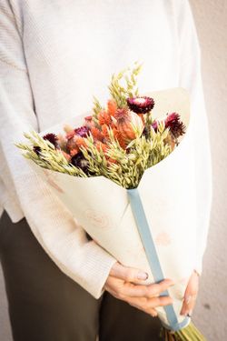Romántico bouquet variado de flores secas Zoey
