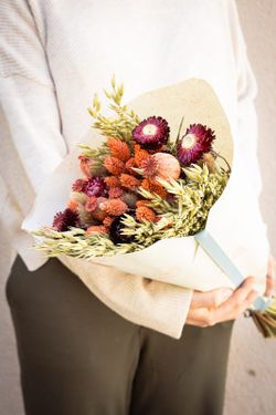 Romántico bouquet variado de flores secas Zoey