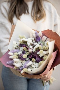 Romántico ramo en color lila de flores secas y preservadas