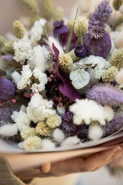Romántico ramo en color lila de flores secas y preservadas