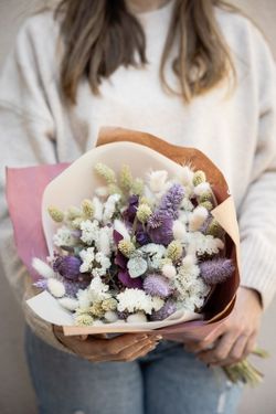 Romántico ramo en color lila de flores secas y preservadas
