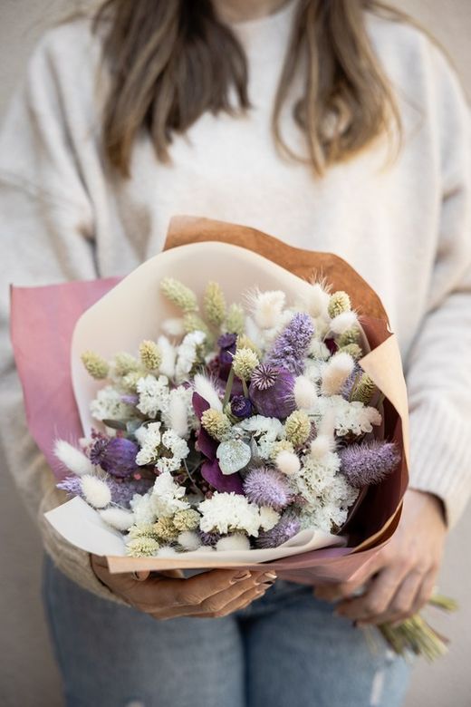 Romántico ramo en color lila de flores secas y preservadas