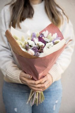 Romántico ramo en color lila de flores secas y preservadas