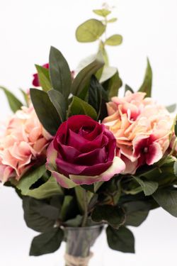 Rosas y hortensias color vino en un bonito ramos de flores artificiales