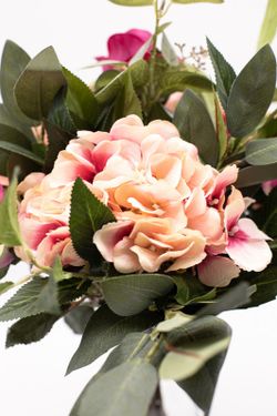 Rosas y hortensias color vino en un bonito ramos de flores artificiales