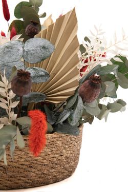 Rústica cesta de flores secas en color burdeos