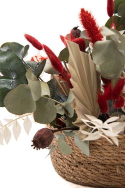 Rústica cesta de flores secas en color burdeos