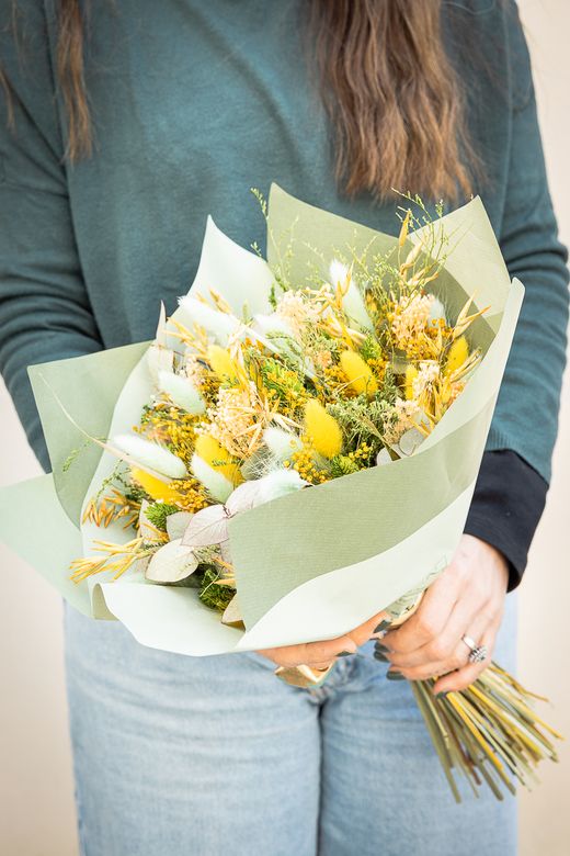 Rústico ramo de flores secas y preservadas en en color verde y amarillo