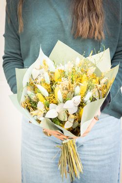 Rústico ramo de flores secas y preservadas en en color verde y amarillo
