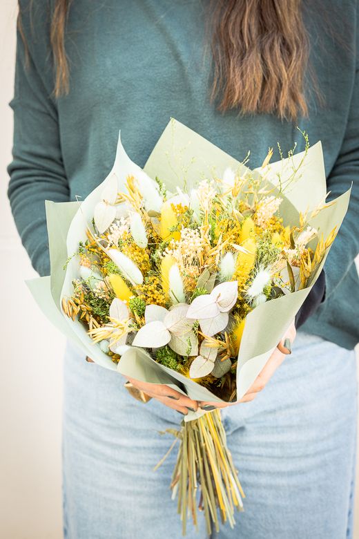 Rústico ramo de flores secas y preservadas en en color verde y amarillo
