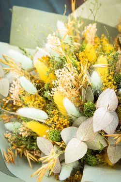 Rústico ramo de flores secas y preservadas en en color verde y amarillo