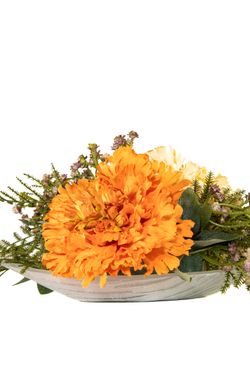 Sencillo centro de cementerio con un gran rosa de jardín en color naranja ideal para nichos