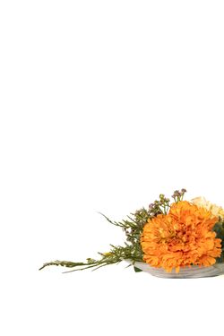 Sencillo centro de cementerio con un gran rosa de jardín en color naranja ideal para nichos
