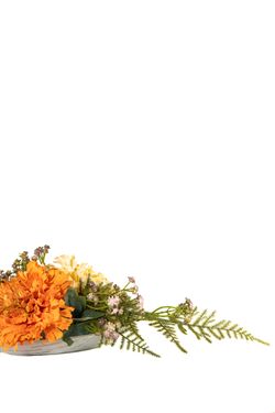 Sencillo centro de cementerio con un gran rosa de jardín en color naranja ideal para nichos