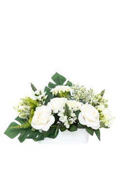 Serenidad en esta jardinera floral de cementerio en tonos claros