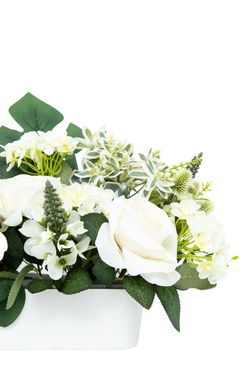 Serenidad en esta jardinera floral de cementerio en tonos claros