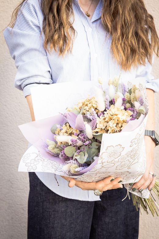 Serenidad para este ramo de flores secas y preservadas en colores lilas