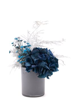 Sereno centro de flores preservadas en colores azul