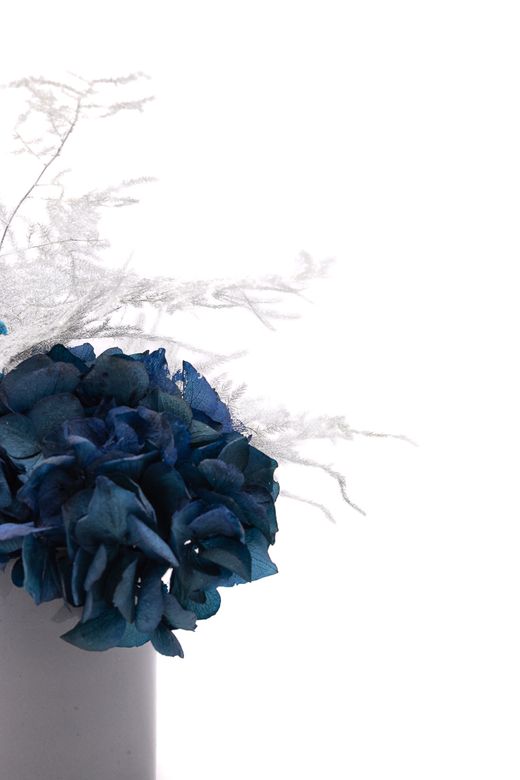 Sereno centro de flores preservadas en colores azul