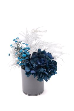 Sereno centro de flores preservadas en colores azul