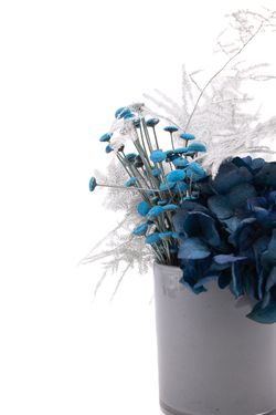 Sereno centro de flores preservadas en colores azul