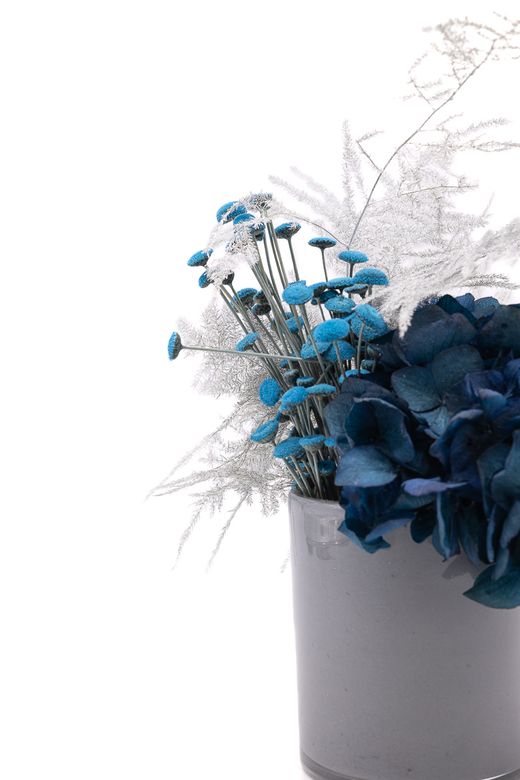 Sereno centro de flores preservadas en colores azul