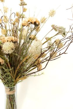 Silvestre y elegante ramo de flores artificiales en color salmón