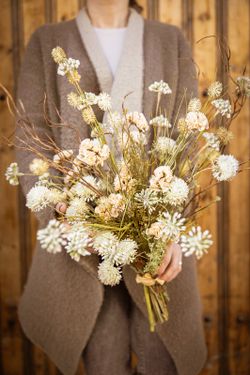 Silvestre y elegante ramo de flores artificiales en color salmón