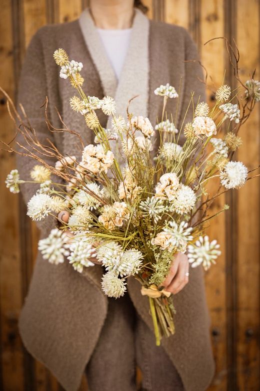 Silvestre y elegante ramo de flores artificiales en color salmón