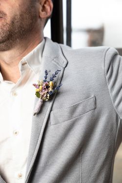 Silvestre prendido para novio con lavanda preservada