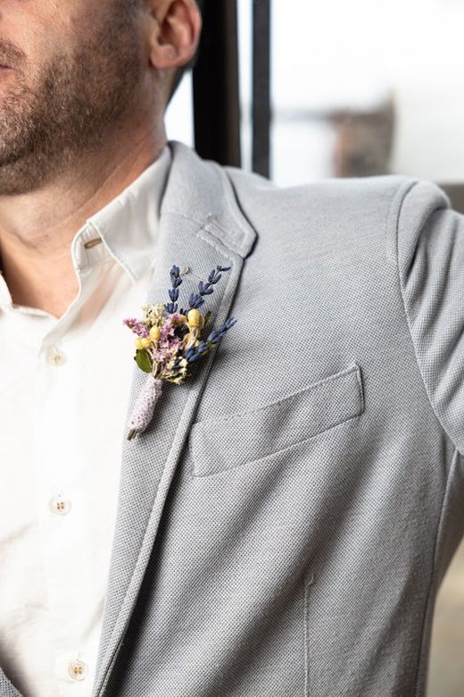 Silvestre prendido para novio con lavanda preservada