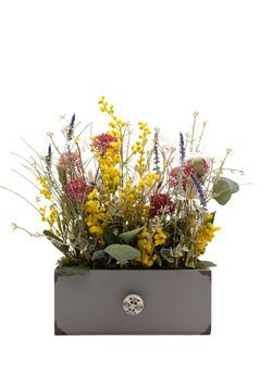 Sofisticado centro de flor artificial con mimosa