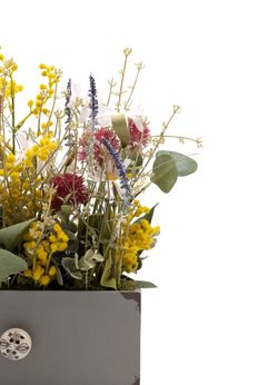 Sofisticado centro de flor artificial con mimosa