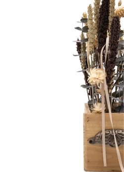 Sofisticado centro de flor seca en tonos marrones y naturales