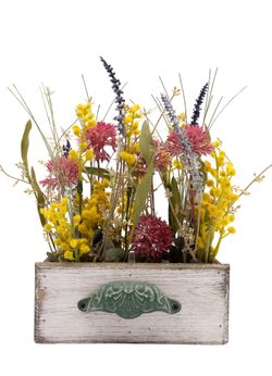 Sofisticado centro de flores artificiales en tonos morados y mimosa