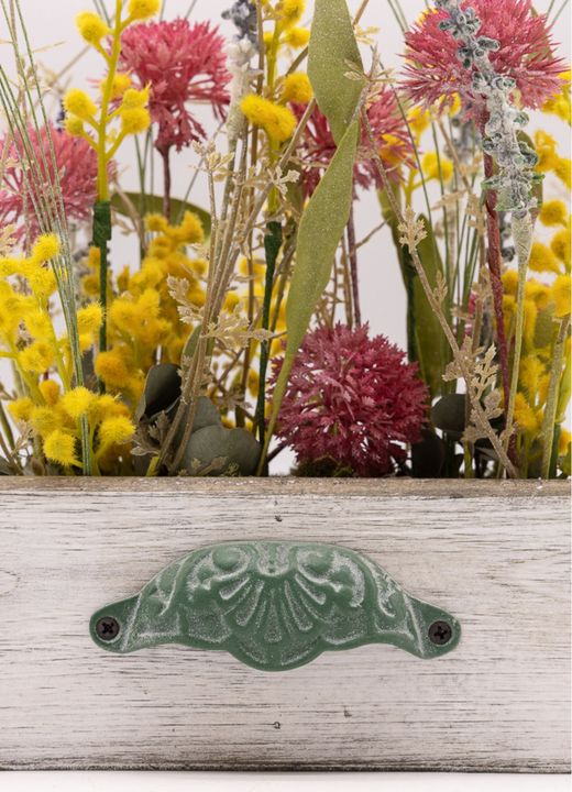 Sofisticado centro de flores artificiales en tonos morados y mimosa