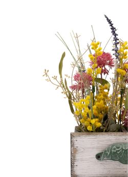 Sofisticado centro de flores artificiales en tonos morados y mimosa