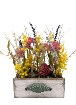 Sofisticado centro de flores artificiales en tonos morados y mimosa