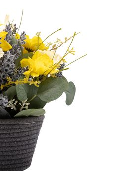 Sofisticado centro en tonos amarillos con lavanda artificial