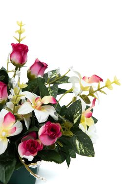 Sofisticado pequeño centro floral de cementerio con rosas pitiminí fucsias