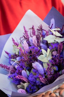 Suave y soñador ramo en tonos lilas de flores secas y preservadas