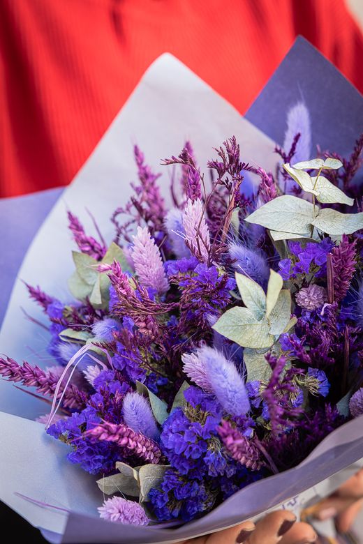 Suave y soñador ramo en tonos lilas de flores secas y preservadas