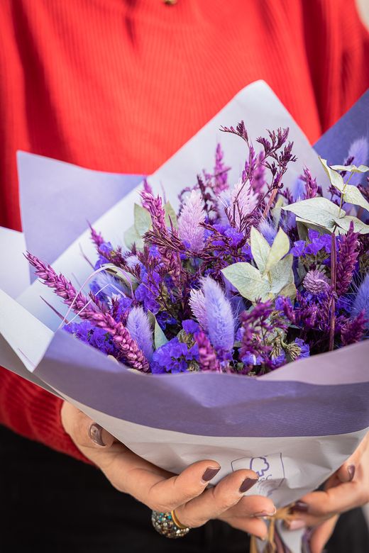 Suave y soñador ramo en tonos lilas de flores secas y preservadas